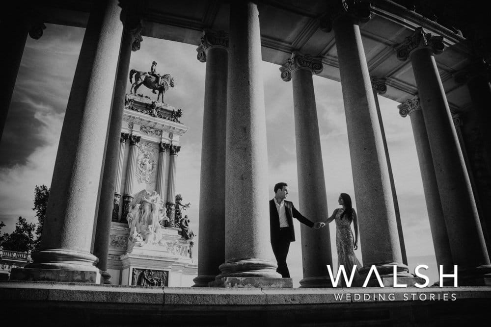 pareja de novios en parque del retiro, madrid, españa