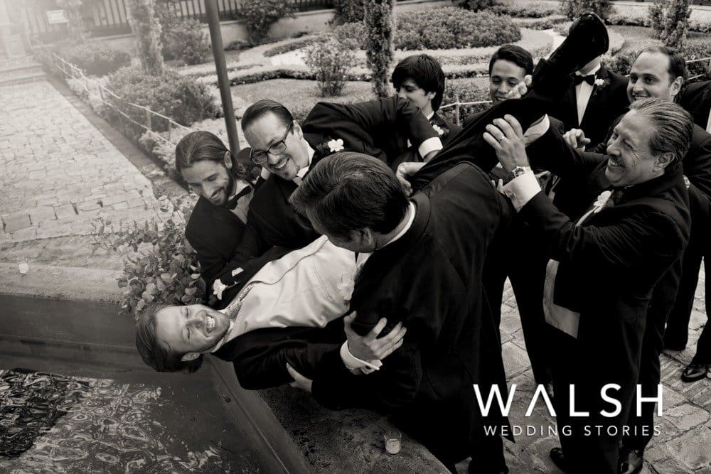 Fotógrafo de boda Hacienda Nueva- novio con caballeros en fuente