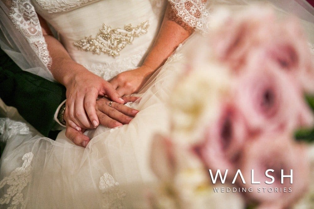 fotografia de bodas en hacienda nueva guatemala- foto de manos en capilla