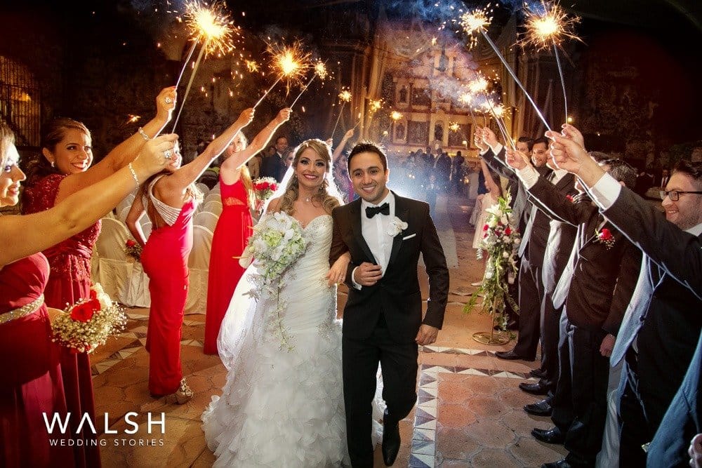 novios saliendo de iglesia casa santo domingo en antigua guatemala