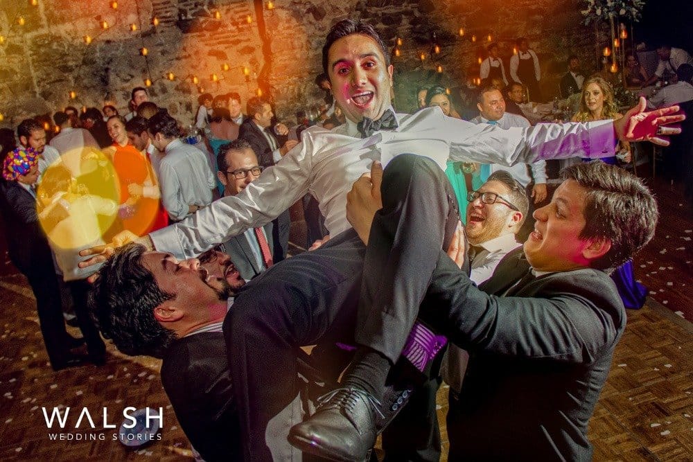 tirando al novio en fiesta de boda antigua guatemala