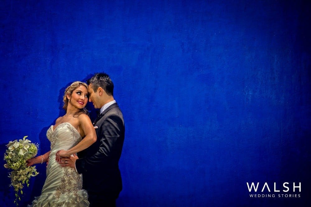 foto de novios con pared azul en santo domingo del cerro
