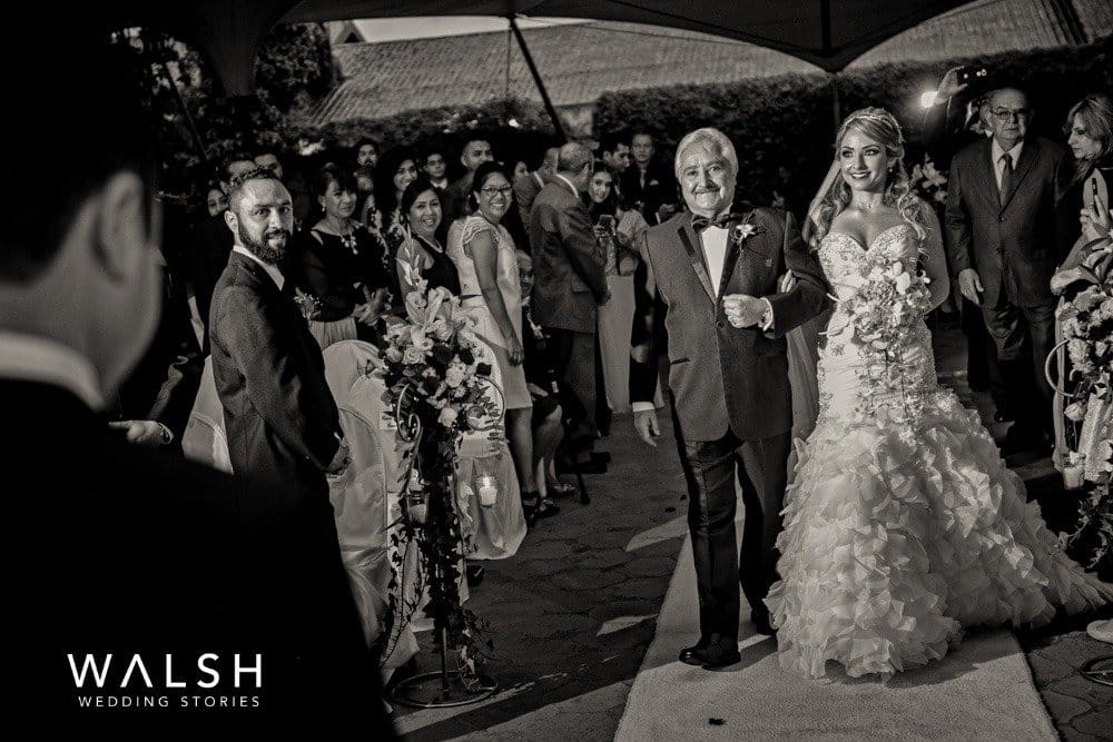 novia entrando con su papá en casa santo domingo antigua