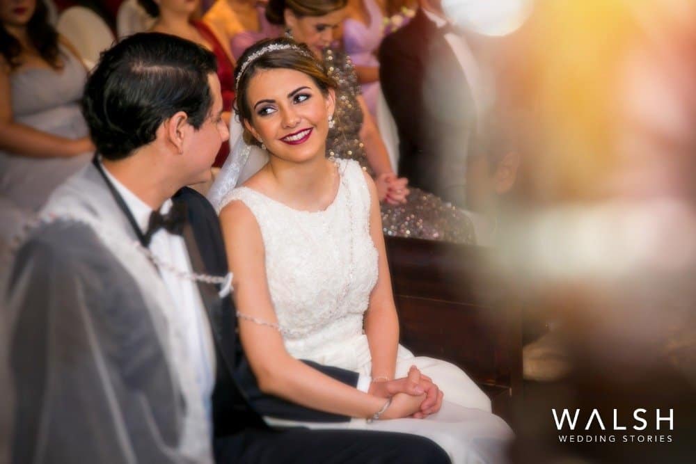 novia viendo al novio-bodas en capilla santo domingo del cerro
