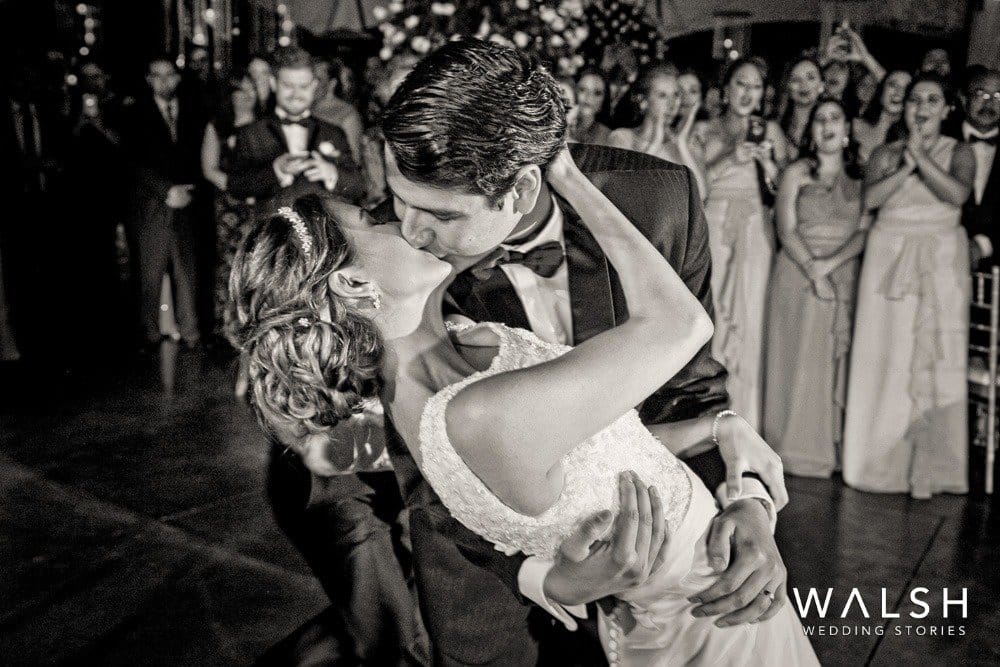 novios bailando vals-fotógrafos de boda antigua guatemala