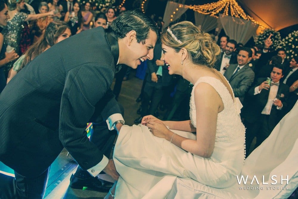 novio quitando liga- fotógrafo de boda Rodolfo Walsh