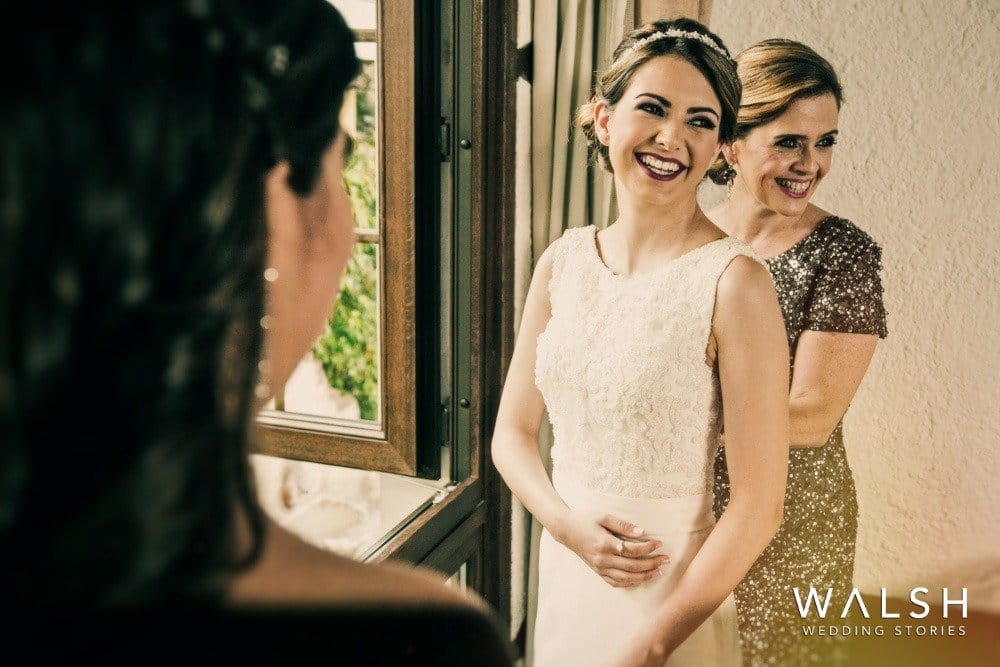 novia con mamá-bodas en antigua guatemala