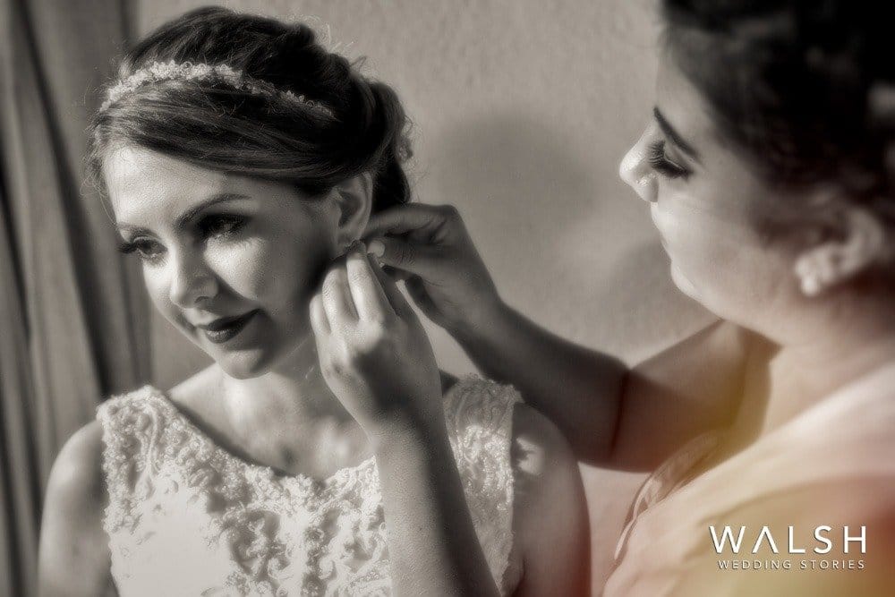 novia poniéndose aretes- fotógrafos de boda en casa santo domingo