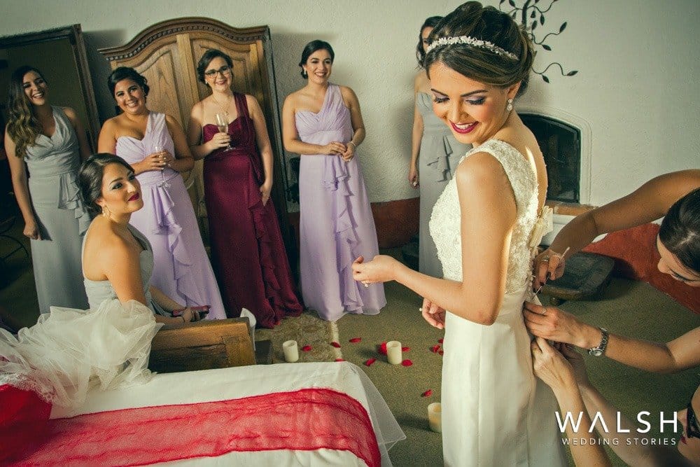 novia poniéndose vestido-fotos bodas antigua guatemala