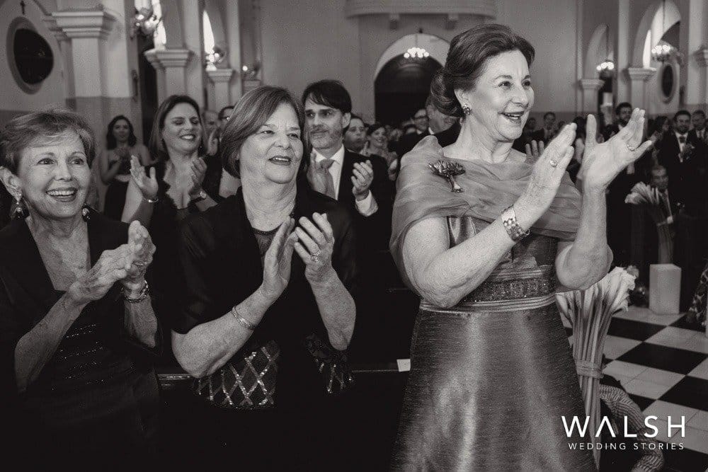 aplaudiendo en iglesia. Fotógrafos de boda en San Salvador