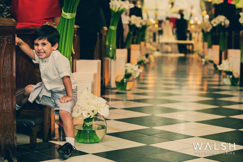 niño en iglesia. Fotógrafos de bodas en Ceiba de Guadalupe