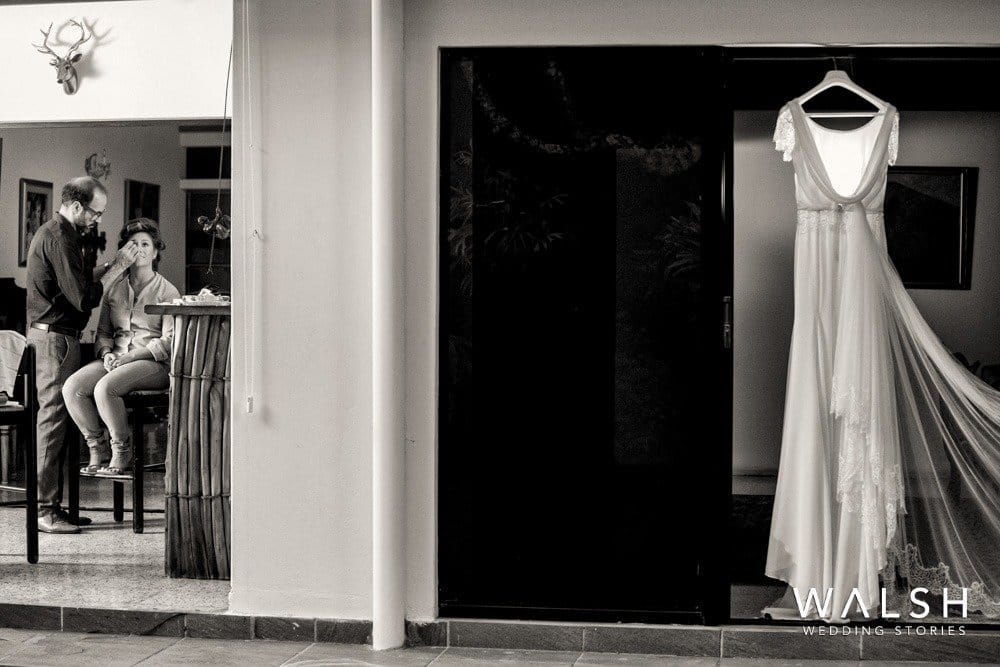 novia peinándose- fotos de bodas en San Salvador