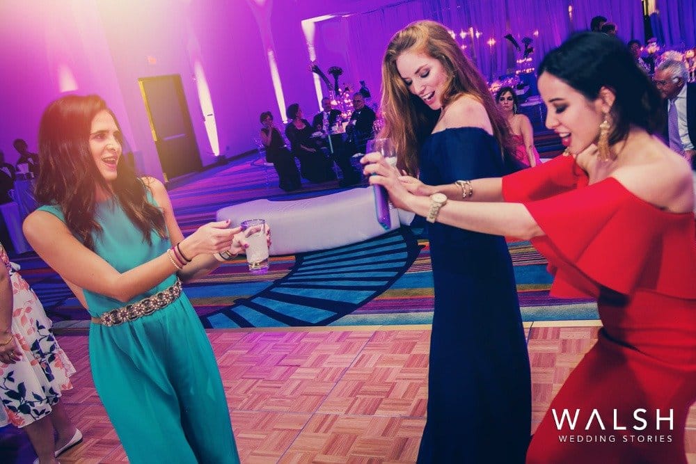 baile en boda. Fotógrafos de boda Crown Plaza San Salvador