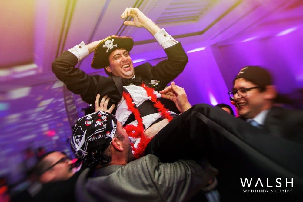 cargando al novio. Fotógrafo de bodas El Salvador Rodolfo Walsh