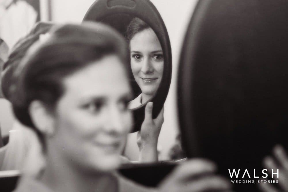 novia reflejada en espejo. Bodas en El Salvador