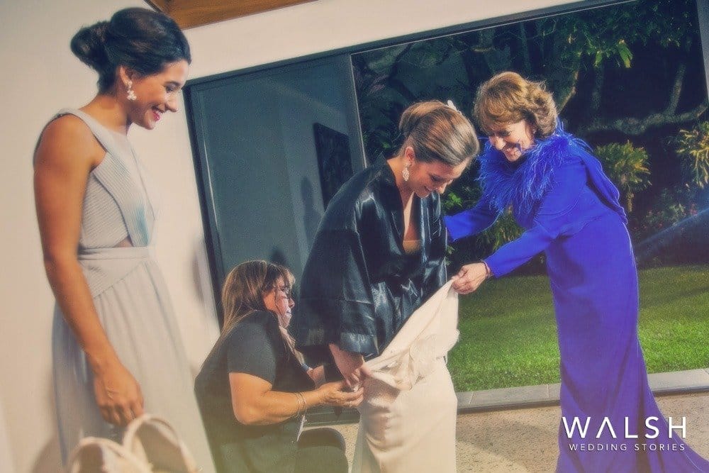 novia poniéndose el vestido. Fotógrafo de bodas San Salvador, El Salvador