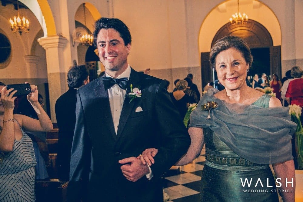 novio entrando a iglesia con mamá- fotos de bodas en Ceiba de Guadalupe