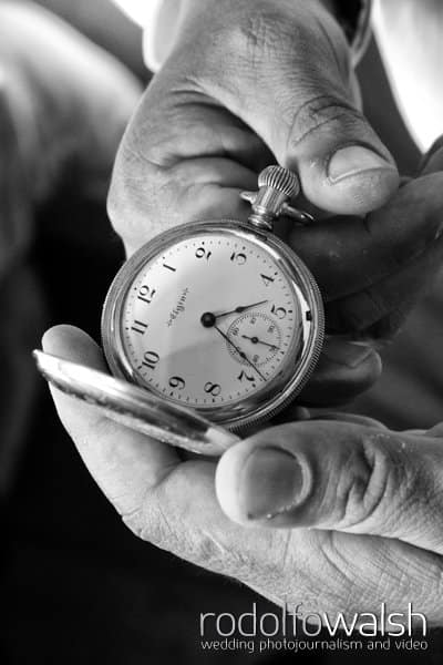 san-jose-el-viejo-antigua-guatemala-wedding-photographer-rodolfo-walsh (4) antigua guatemala wedding photography-groom and clock