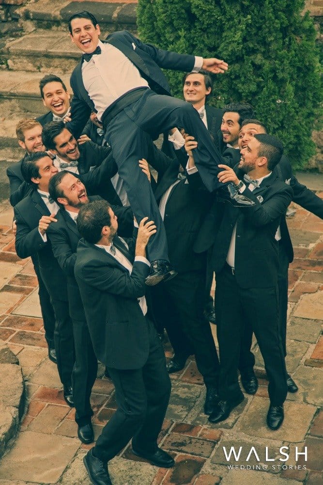 caballeros cargando al novio- bodas casa santo domingo