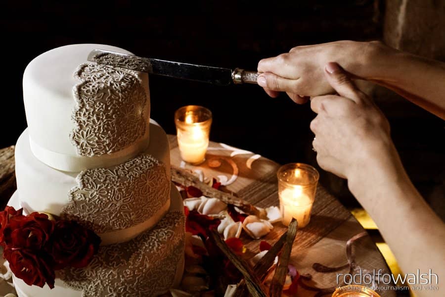 san-jose-el-viejo-antigua-guatemala-wedding-photographer-rodolfo-walsh (18) canada wedding photographer- cake cutting