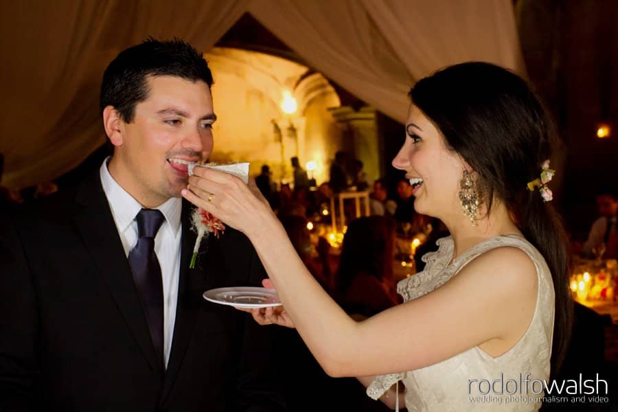 san-jose-el-viejo-antigua-guatemala-wedding-photographer-rodolfo-walsh (19) cake cutting at wedding in san jose el viejo- antigua destination wedding photographer